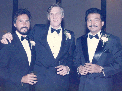 En el centro, ATIS GEORGE, el jefe de a DEA en Guatemala, en 1985, quien mandó a investigar a Celestino Castillo ( a su derecha), lo que sucedía en los hangares 4 y 5 del aeropuerto de Ilopango.