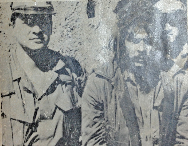Félix Rodríguez, a la izquierda,  junto al “Che” Guevara, en Bolivia, poco después de su captura. En 1985 Rodríguez comenzó a dirigir el centro de abatecimiento desde el aeropuerto de Ilopango.