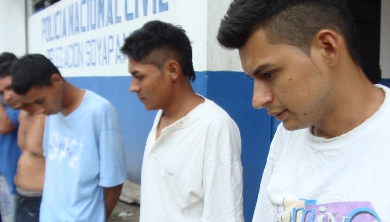 Pandilleros de la 18 detenidos por homicidio. Foto D1: Salvador Sagastizado.